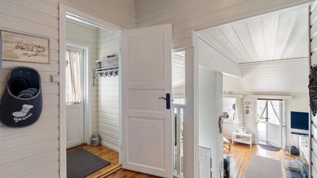 - Velkommen inn. En fin hytte med to soverom, åpen stue/kjøkken løsning, bad og wc-rom. -