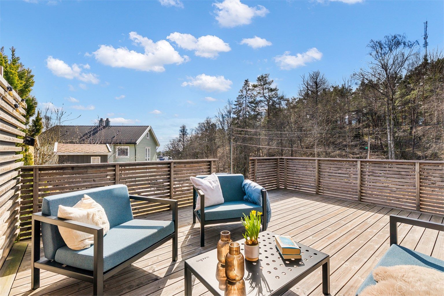 Stor og solrik terrasse på 47 kvm i Kebony, samt bl.a. utebelysning, stikkontakter og elektrisk markise