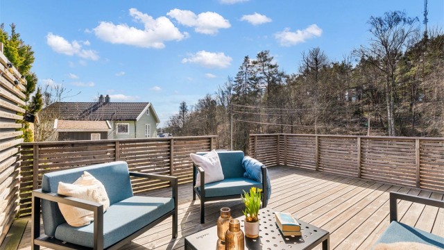 Stor og solrik terrasse på 47 kvm i Kebony, samt bl.a. utebelysning, stikkontakter og elektrisk markise