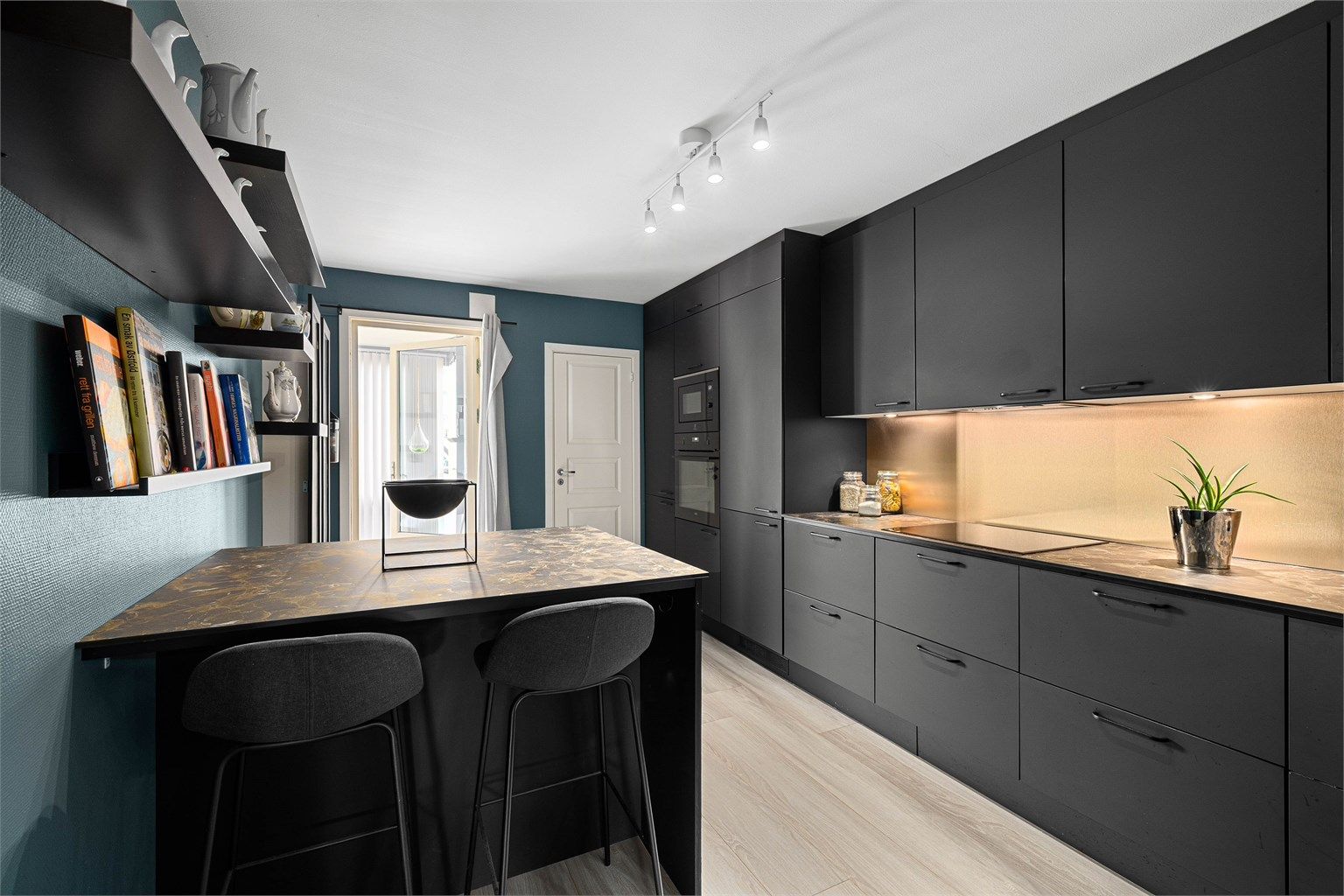 Smart utformet med egen kjøkkenøy, samt plass til måltider eller sosialt samvær.