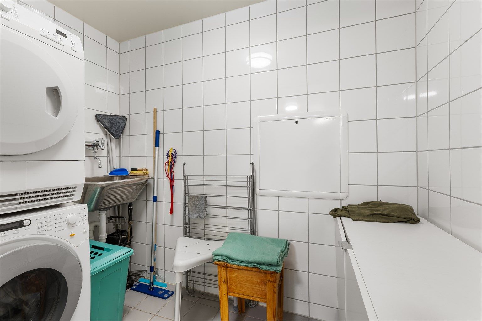 Praktisk vaskerom i tilknytning til badet med egen utslagsvask, fin plass til både vaskemasking og tørketrommel