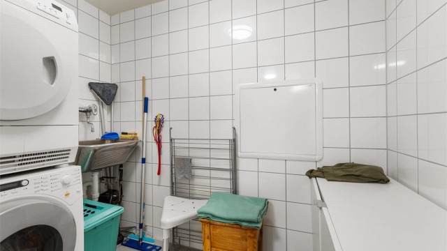 Praktisk vaskerom i tilknytning til badet med egen utslagsvask, fin plass til både vaskemasking og tørketrommel