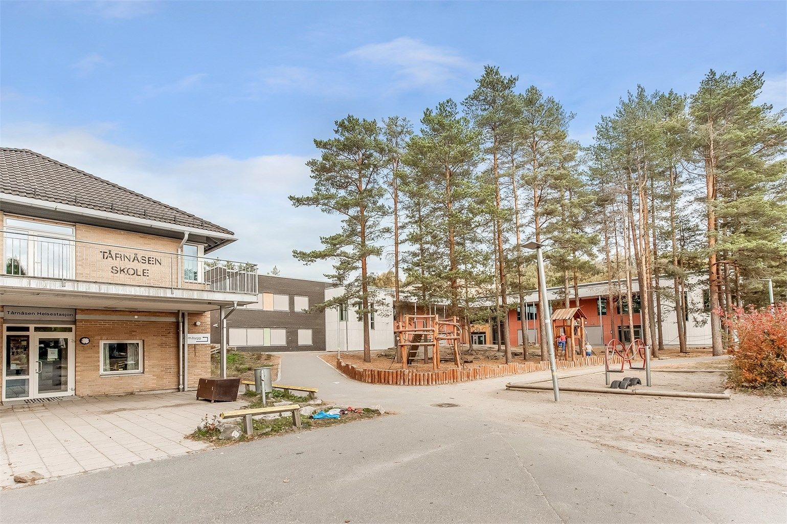Kort og trygg gangavstand Tårnåsen barneskole – skolen ligger inntil marka.
