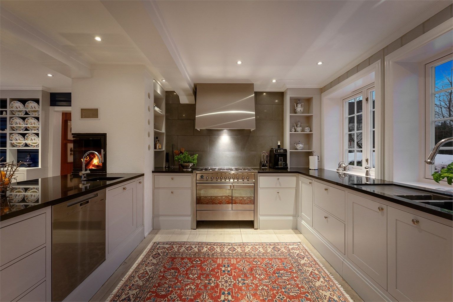 Kjøkkenet er utstyrt med frittstående hvitevarer, inkludert gasskomfyr