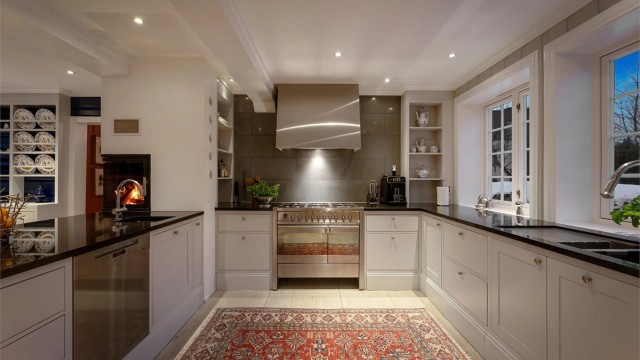 Kjøkkenet er utstyrt med frittstående hvitevarer, inkludert gasskomfyr