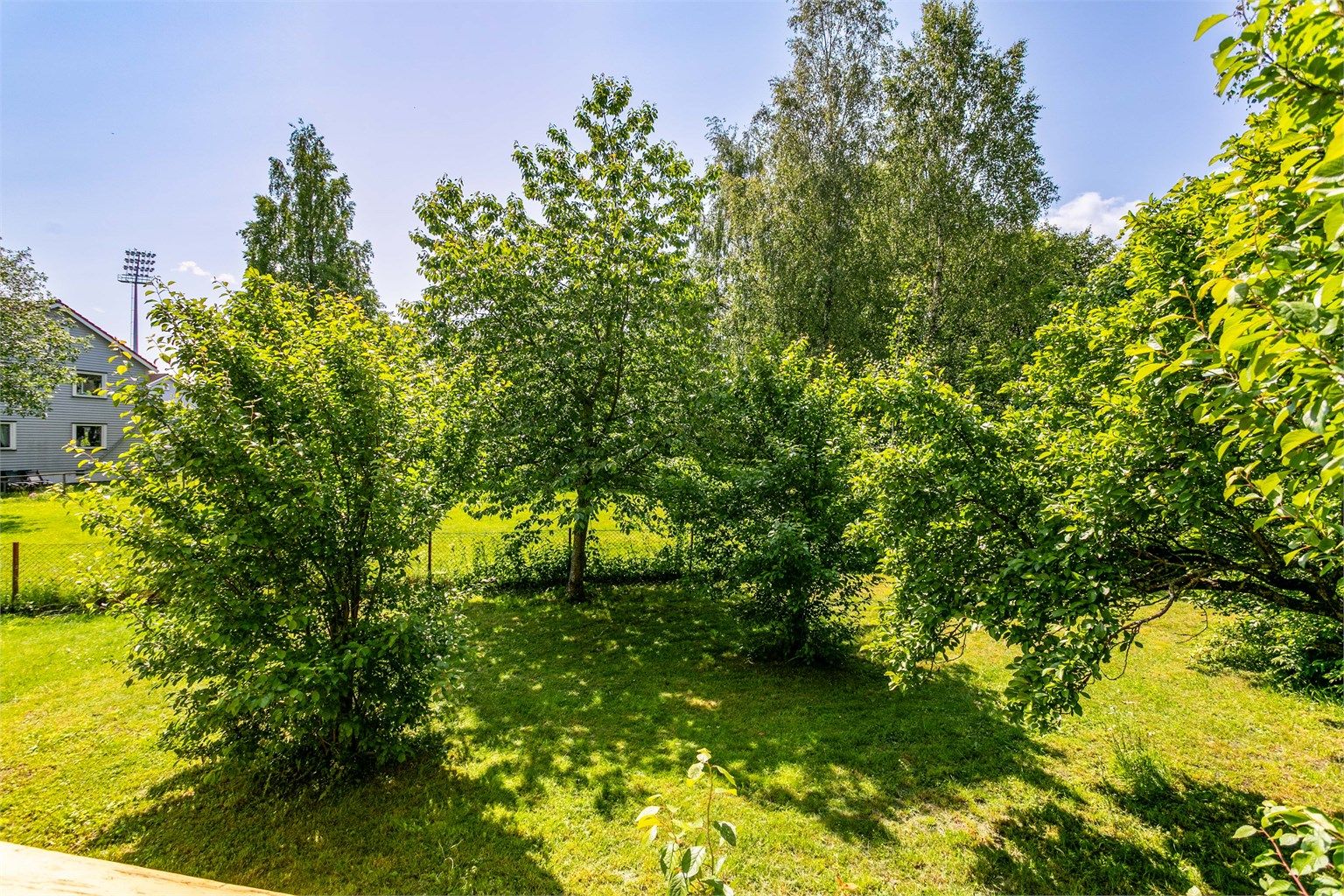 Utearealene skjermes av vegetasjonen i borettslagets egen hage, som også er et naturskjønt skue å hvile blikket på.