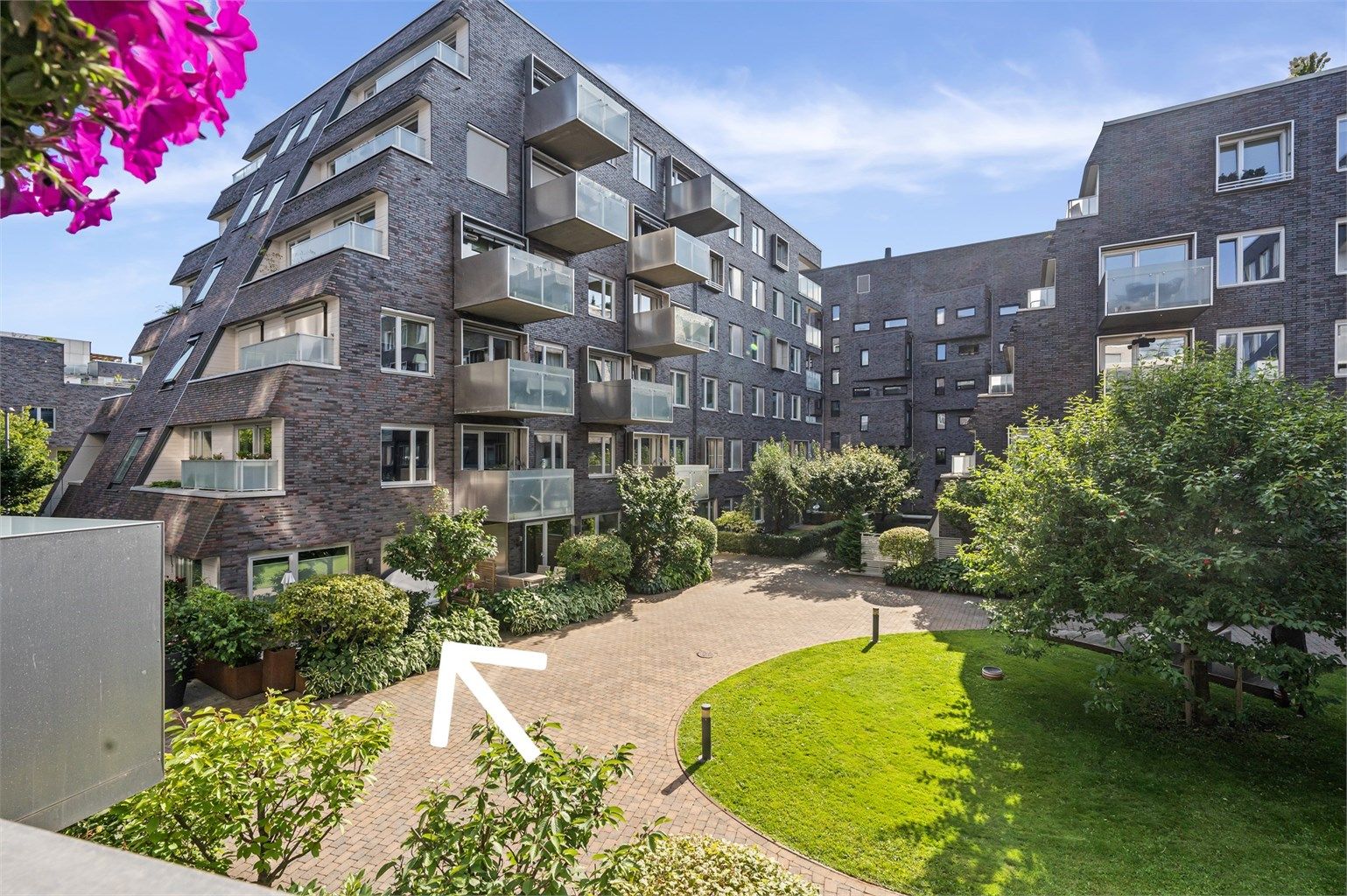 En svært skjermet, rolig og barnevennlig 4-romsleilighet på Sørenga, med rekkehusfølelse og egen inngang. 