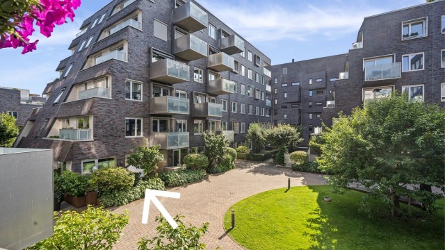 En svært skjermet, rolig og barnevennlig 4-romsleilighet på Sørenga, med rekkehusfølelse og egen inngang.