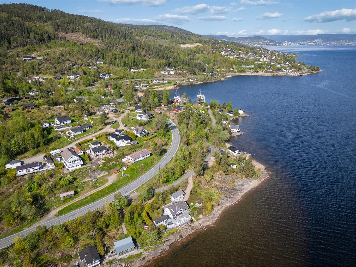 Hytta ligger i rolige omgivelser med kort gangavstand til strand og fjorden