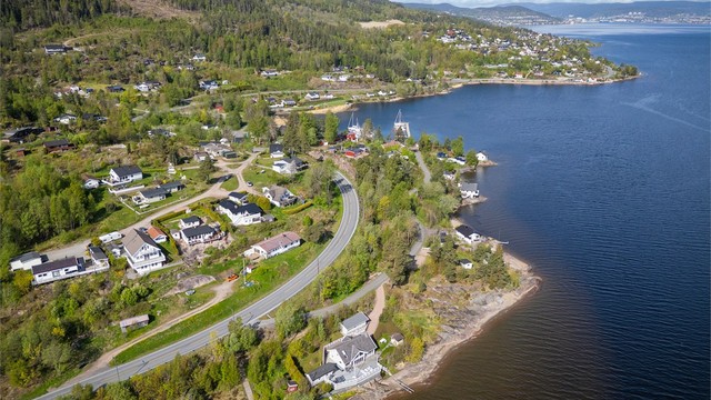 Hytta ligger i rolige omgivelser med kort gangavstand til strand og fjorden