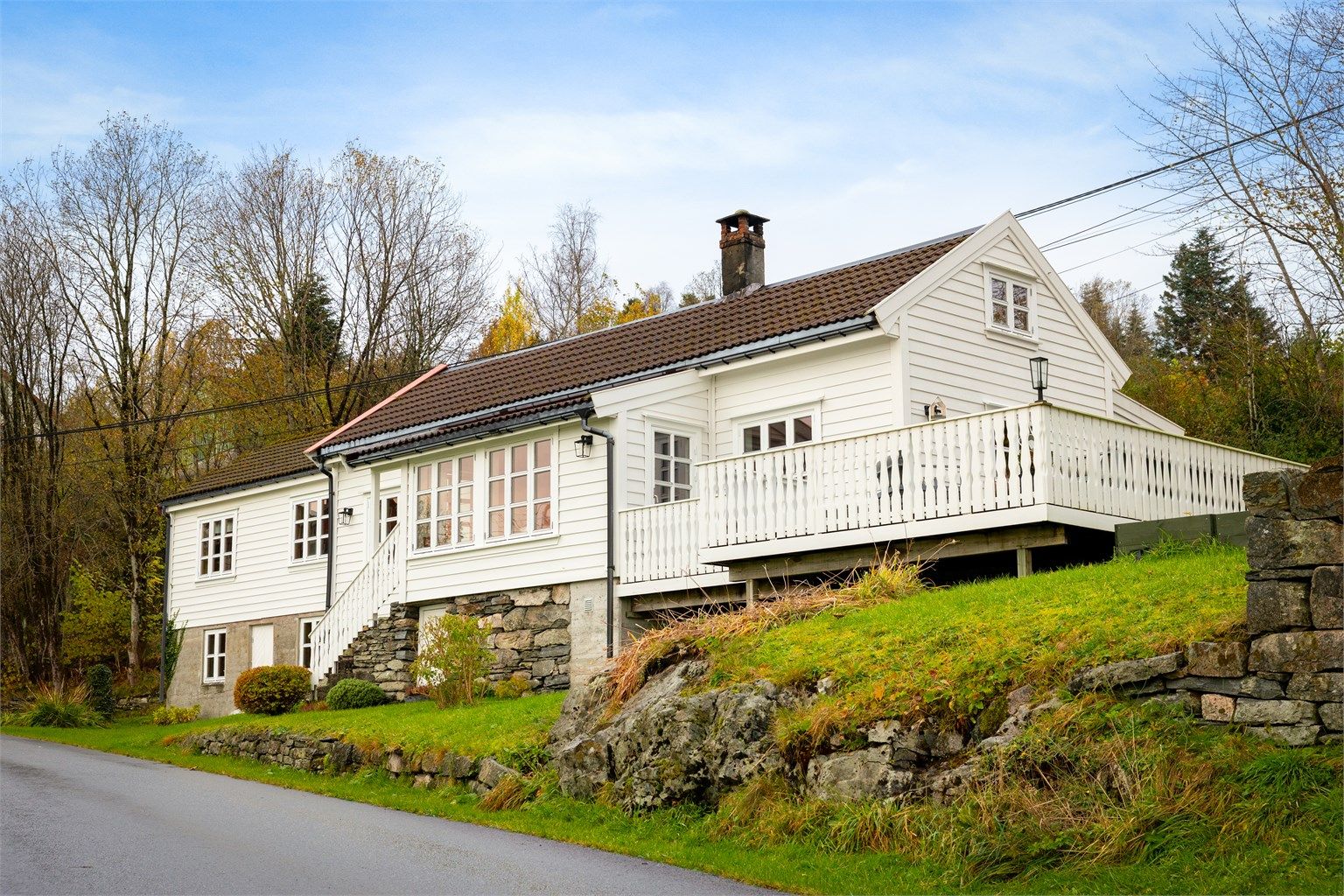 Eiendommen ligger idyllisk og landlig til på en flott tomt (ca. 1,5 mål) med gode uteområder.