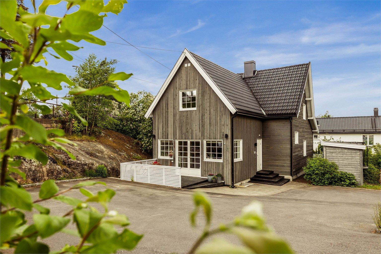 Utvendig er boligen kledd med liggende og stående trekledning fra 2011.