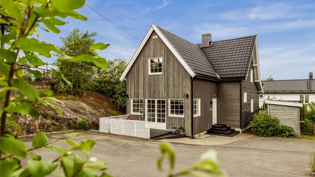 Utvendig er boligen kledd med liggende og stående trekledning fra 2011.