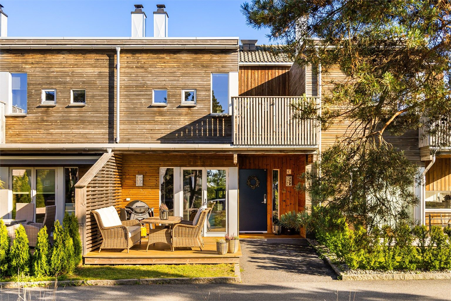 Til boligen er det meget enkel adkomst - rett fra sameiets interne smågater. På inngangsdøren er elektronisk kodelås montert.