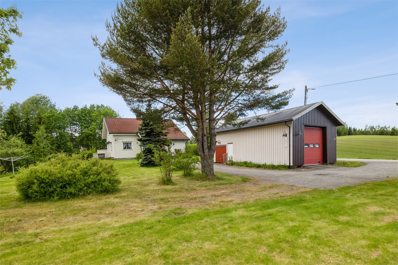 Gode parkeringsmuligheter i garasje og på asfaltert gårdsplass