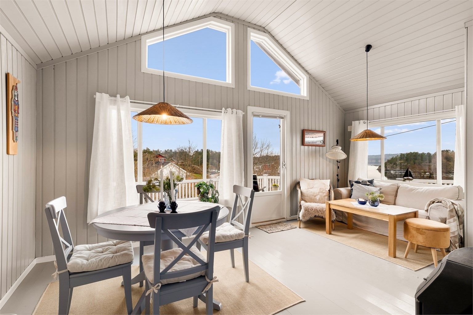 Stue med åpen himling i eldre del av hytta.