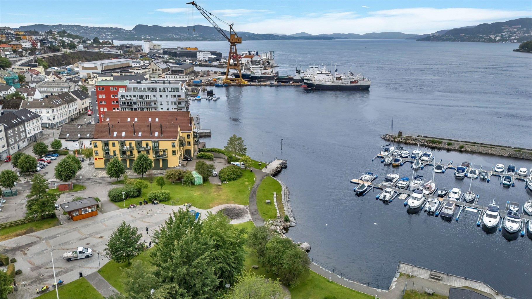 Kirkebukten på Damsgård er et steinkast unna leiligheten!