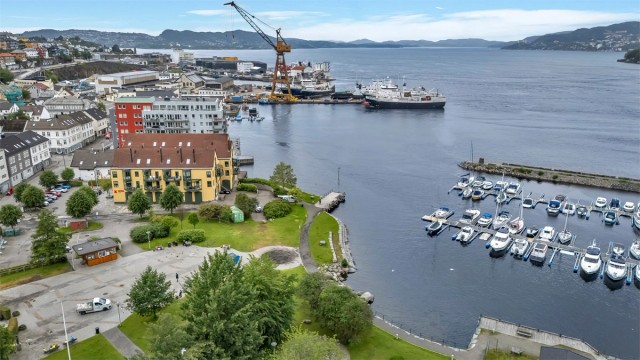 Kirkebukten på Damsgård er et steinkast unna leiligheten!