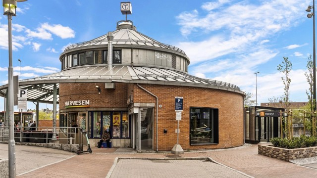 Kollektivknutepunktet Teisenkrysset ligger kun 4 minutters gange unna, med 16 ulike busslinjer. Helsfyr T-banestasjon med tilgang til linje 1, 2, 3 og 4, tar deg til sentrum på rundt 10 minutter.