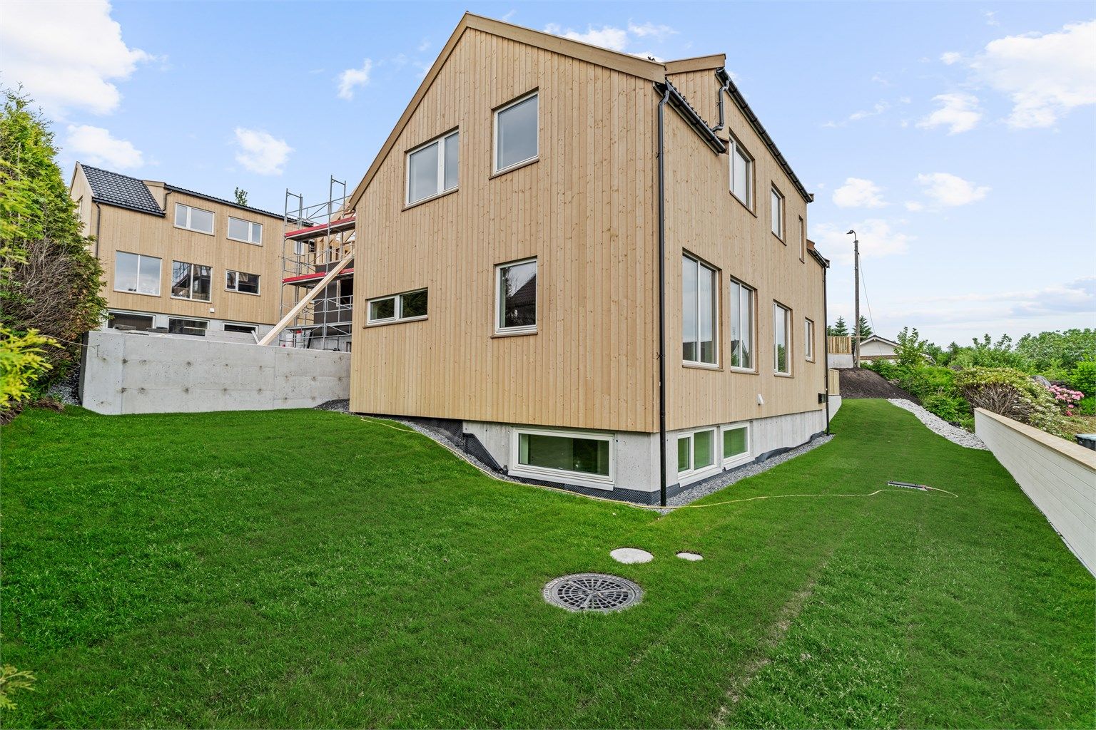 Godt hagearel gir masse plass til hygge og lek for store og små.