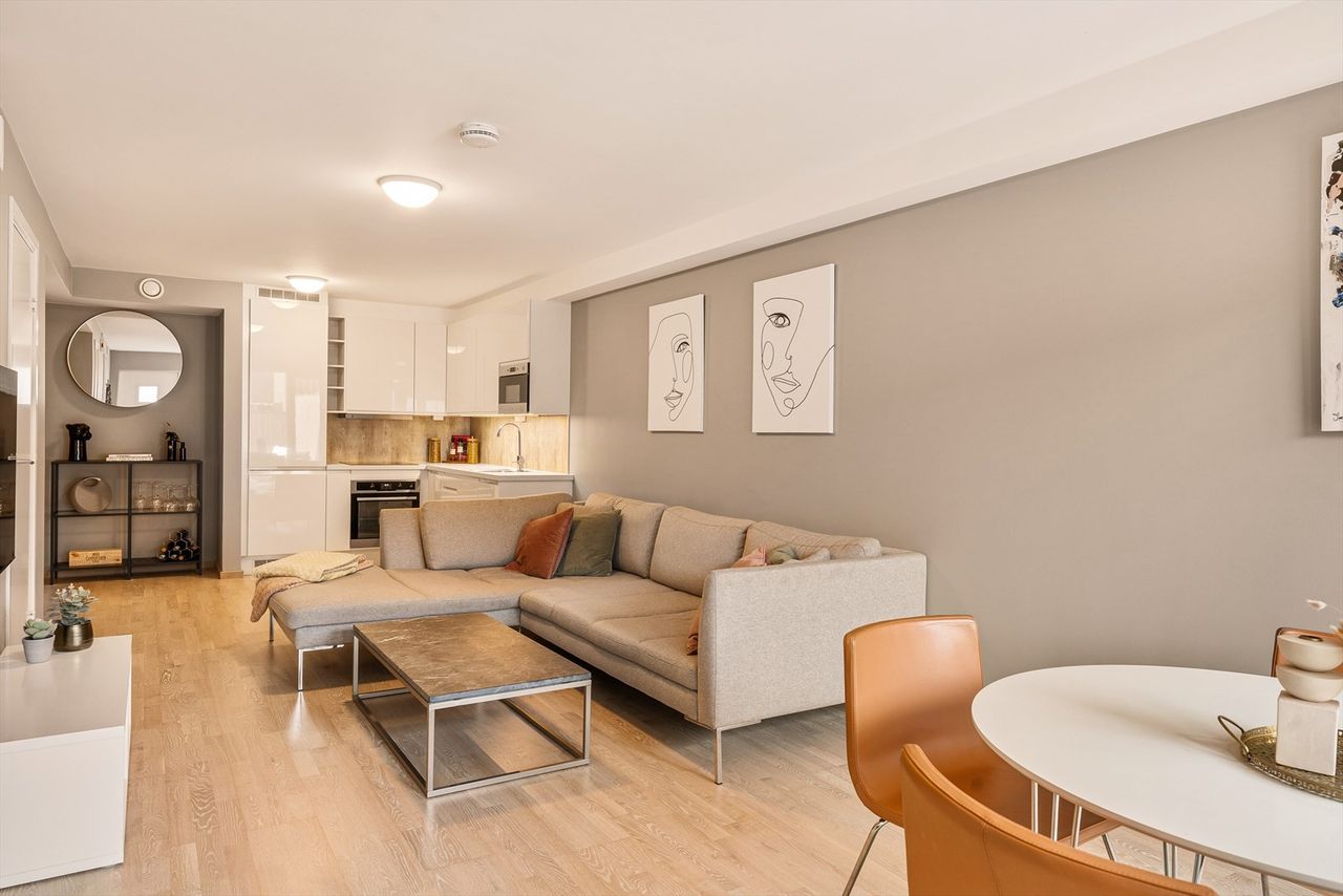 Åpen løsning mellom stue og kjøkken.