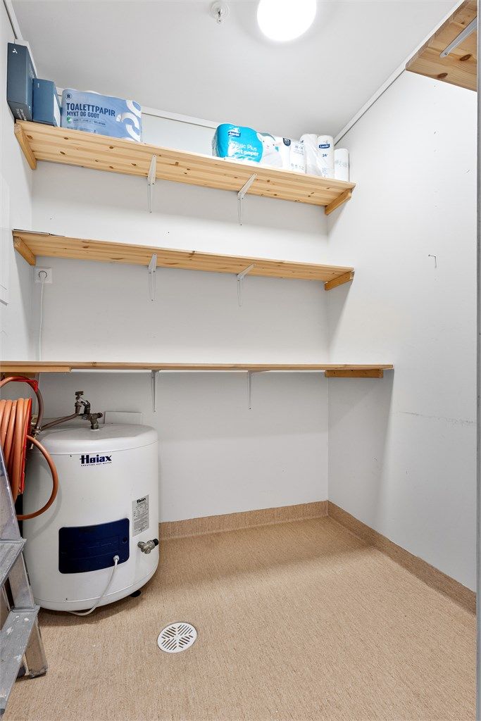 Innvendig bod med gode hyller for oppbevaring av diverse husholdningsartikler/tørrvarer. 