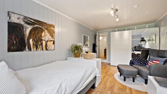 Rommet er lyst og har plass til både seng, skrivepult og oppbevaring.