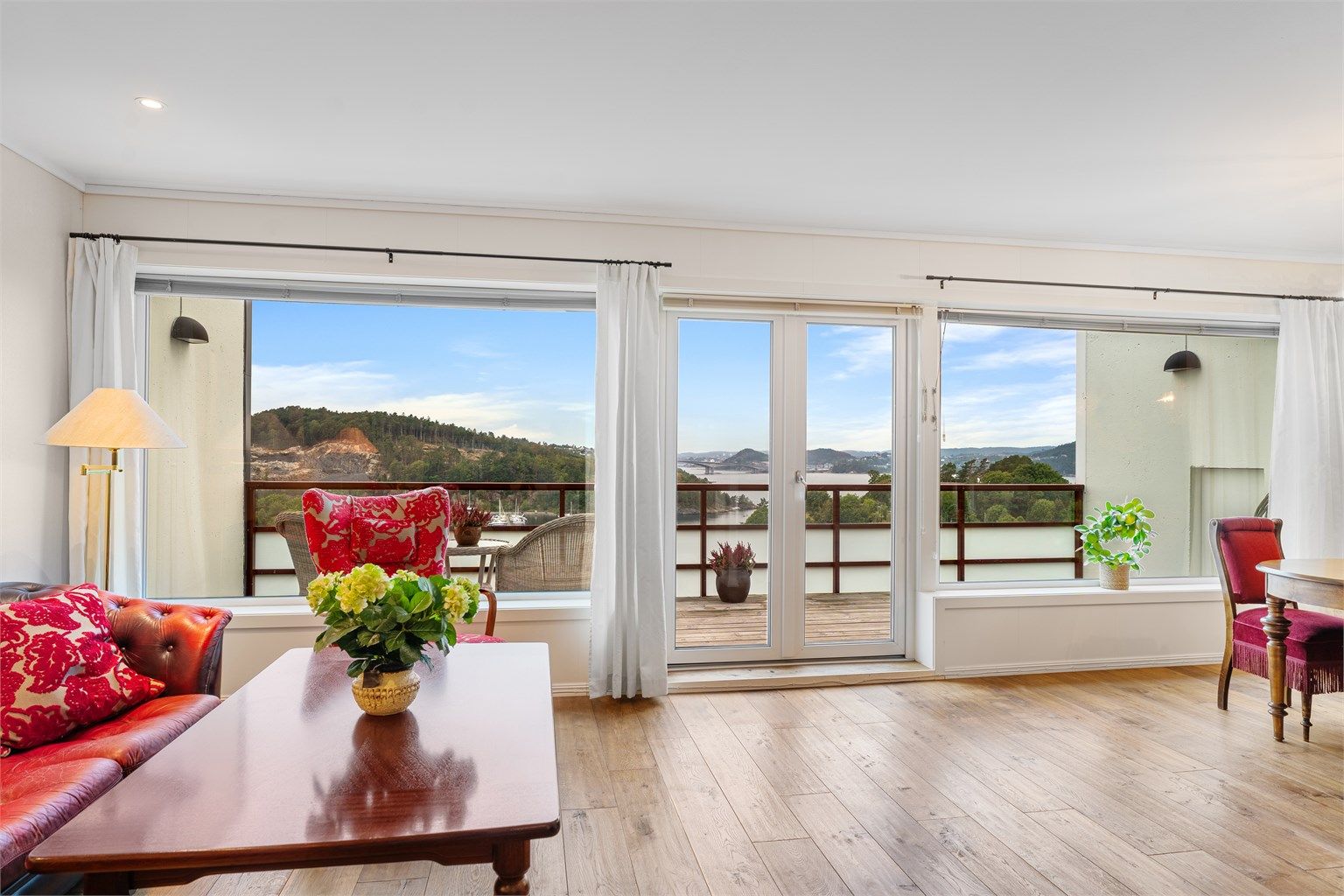 Store vindusflater og lyse overflater gir en lys og varm følelse. Åpen og god planløsning 