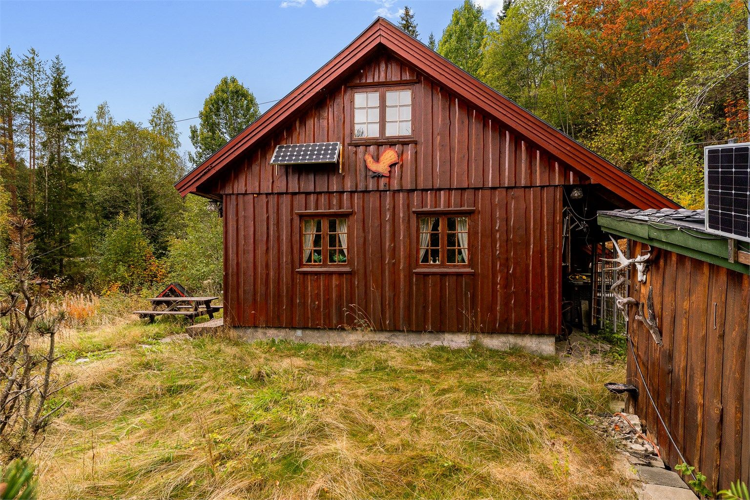 Gressplen foran inngangspartiet.