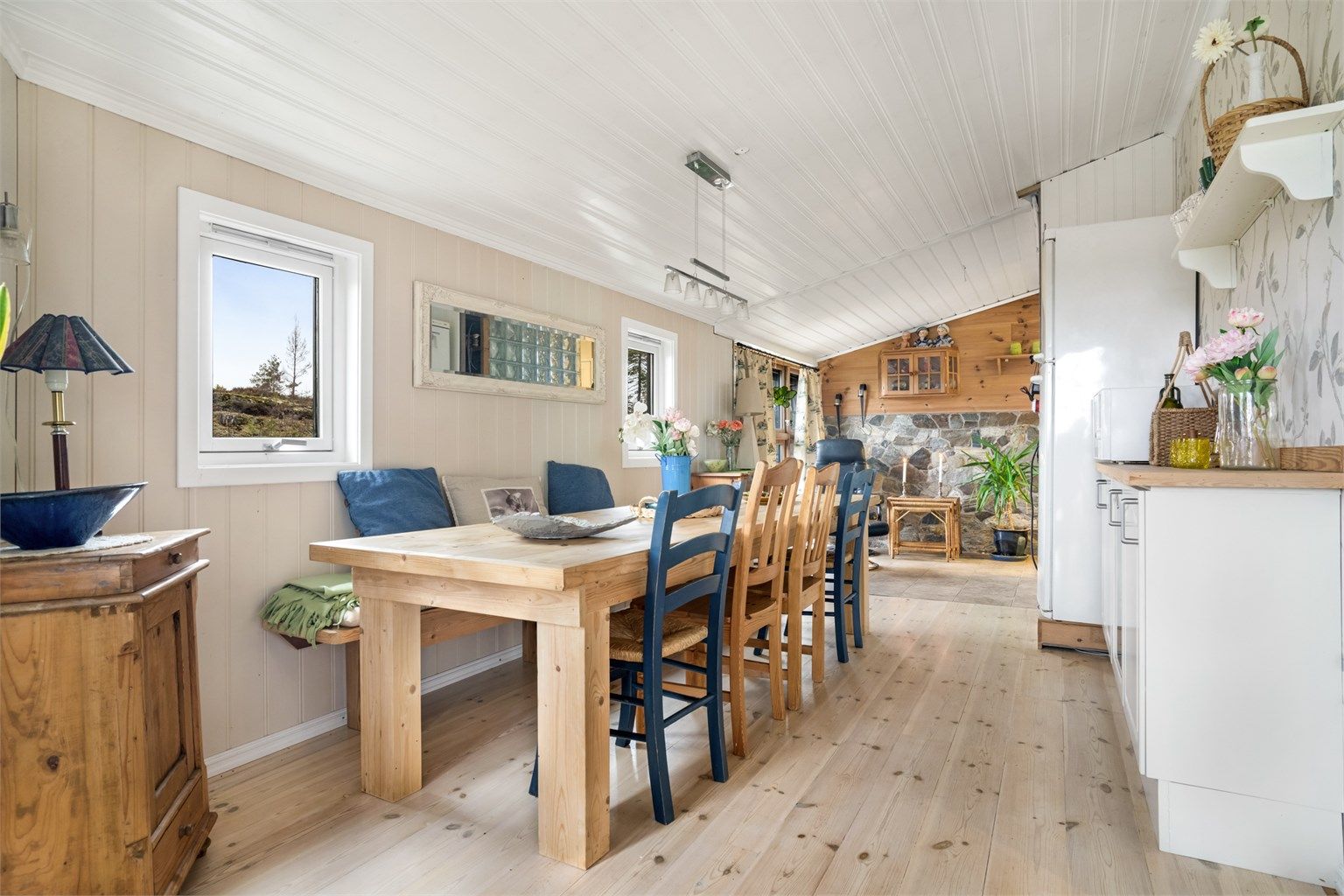 I den langstrakte spisestuen er det plass til mange rundt bordet.