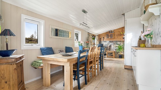 I den langstrakte spisestuen er det plass til mange rundt bordet.