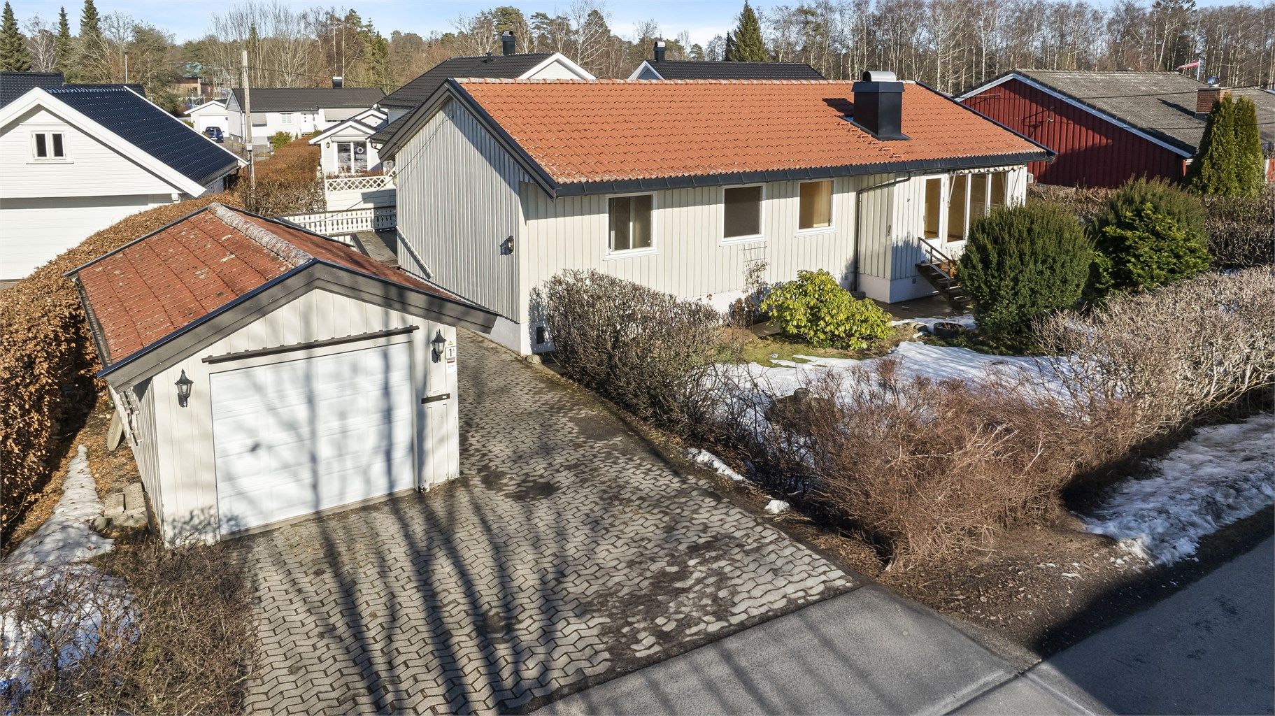 Boligen har en attraktiv og familievennlig beliggenhet med kort vei til noen av Sandefjords mest populære rekreasjonsområder