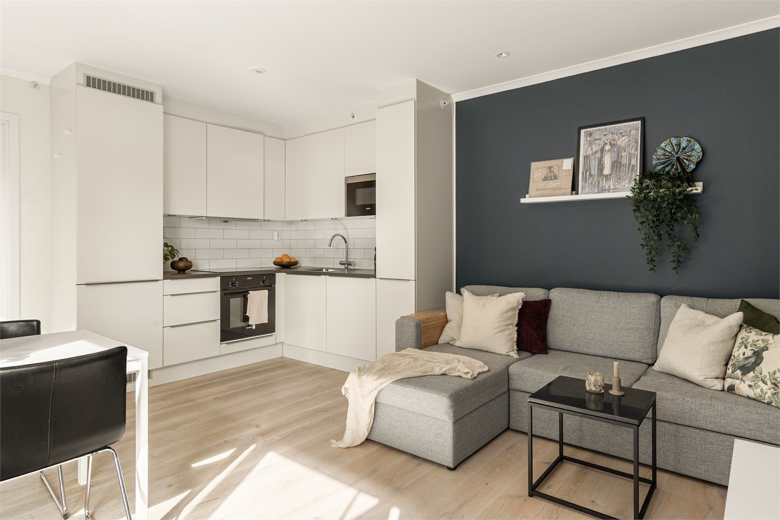 - Tidløs kjøkkeninnredning med hvite slette fronter -