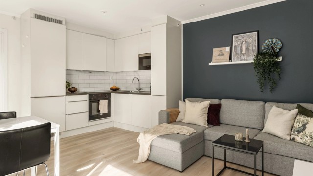 - Tidløs kjøkkeninnredning med hvite slette fronter -