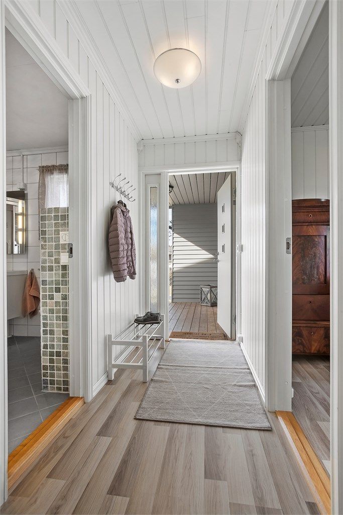 Man kommer inn i en lys entré med knaggrekker for å henge av seg ytterklær