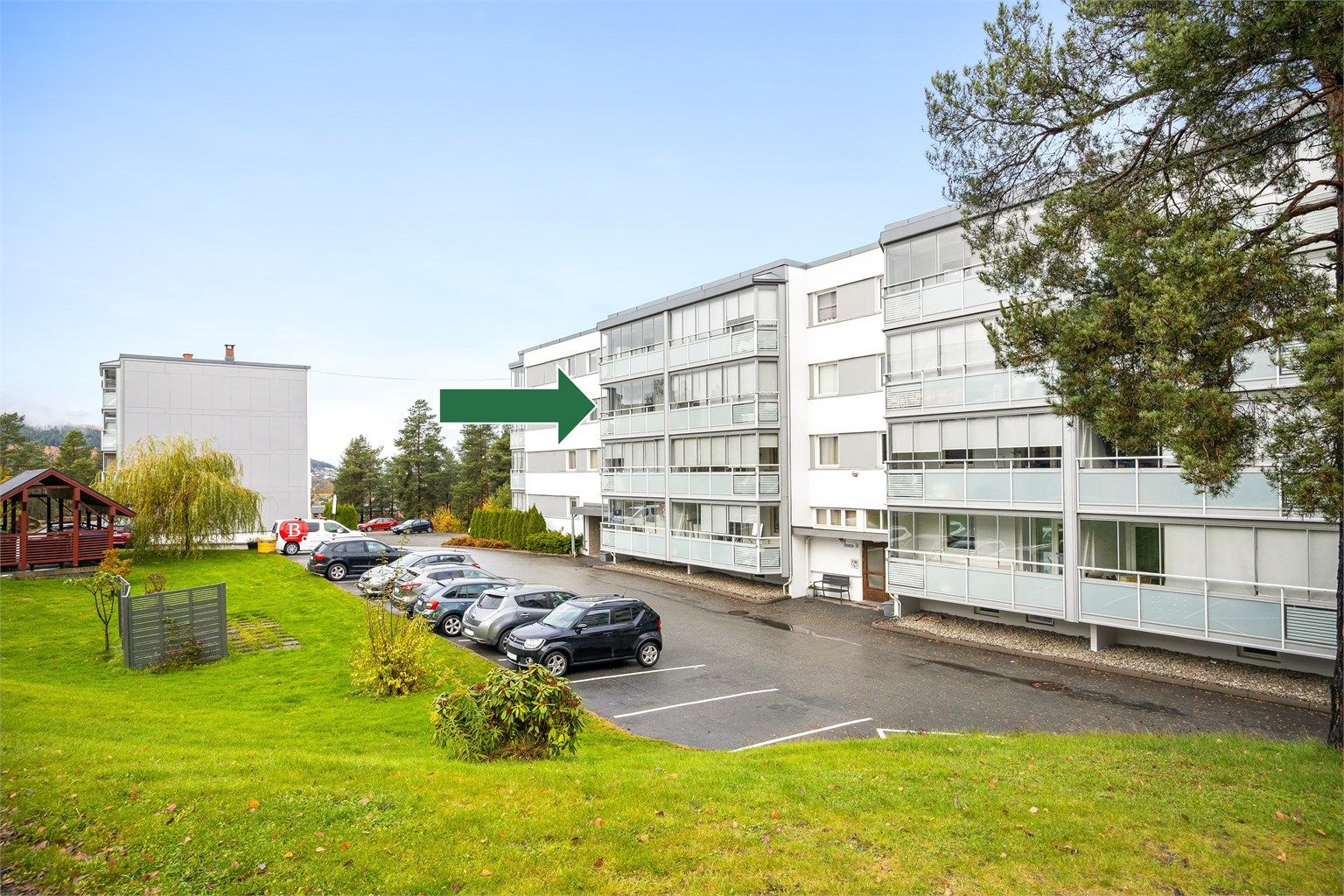 Eiendommen har en fin beliggenhet ved marka i stille og rolige omgivelser