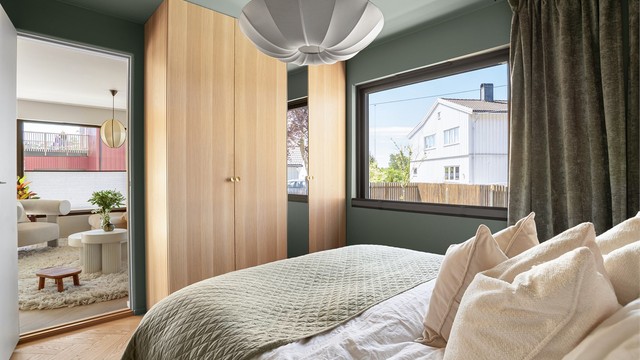 Rommet har plass til en dobbeltseng med nattbord på hver side, og det medfølger et garderobeskap som strekker seg helt til taket.