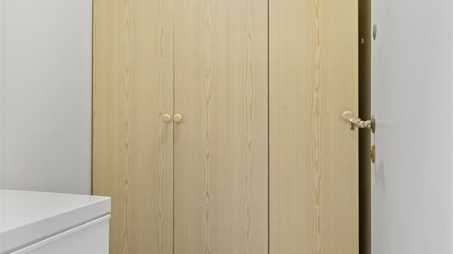 Lagringsplass i innvendig bod, delvis gulvet kaldtloft og 2 uteboder.