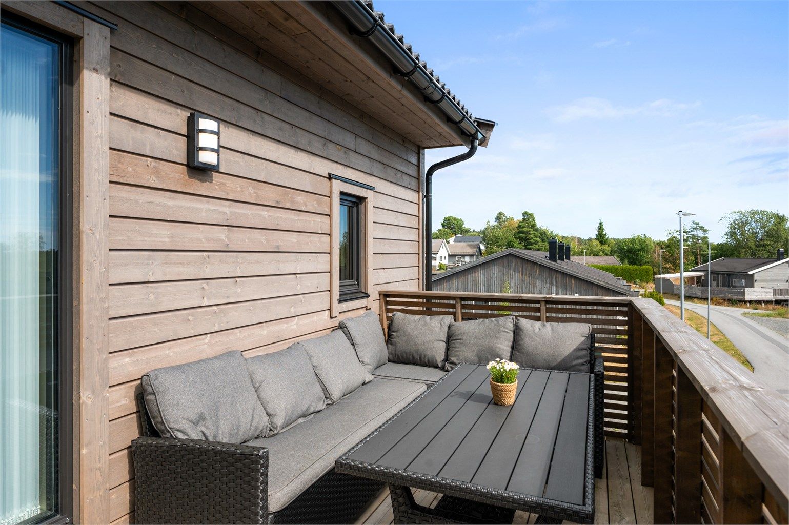 Verandaen er bygget i trekonstruksjoner og har god plass til sofagruppe