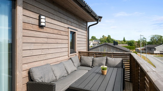 Verandaen er bygget i trekonstruksjoner og har god plass til sofagruppe