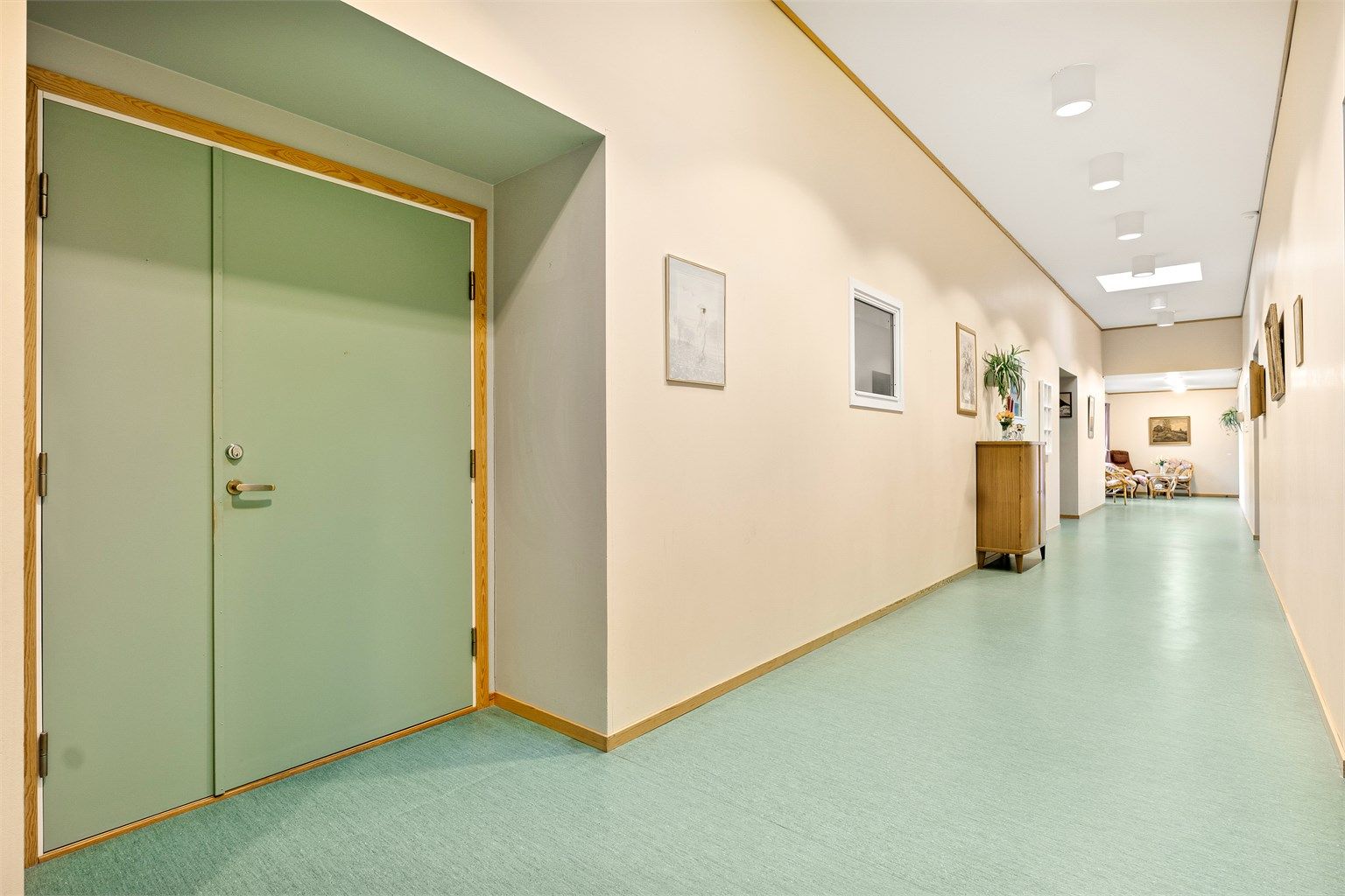 Felles gang inn til hver bolig. Legg merk til takhøyden, vinduene og bredden. Her er det god plass!