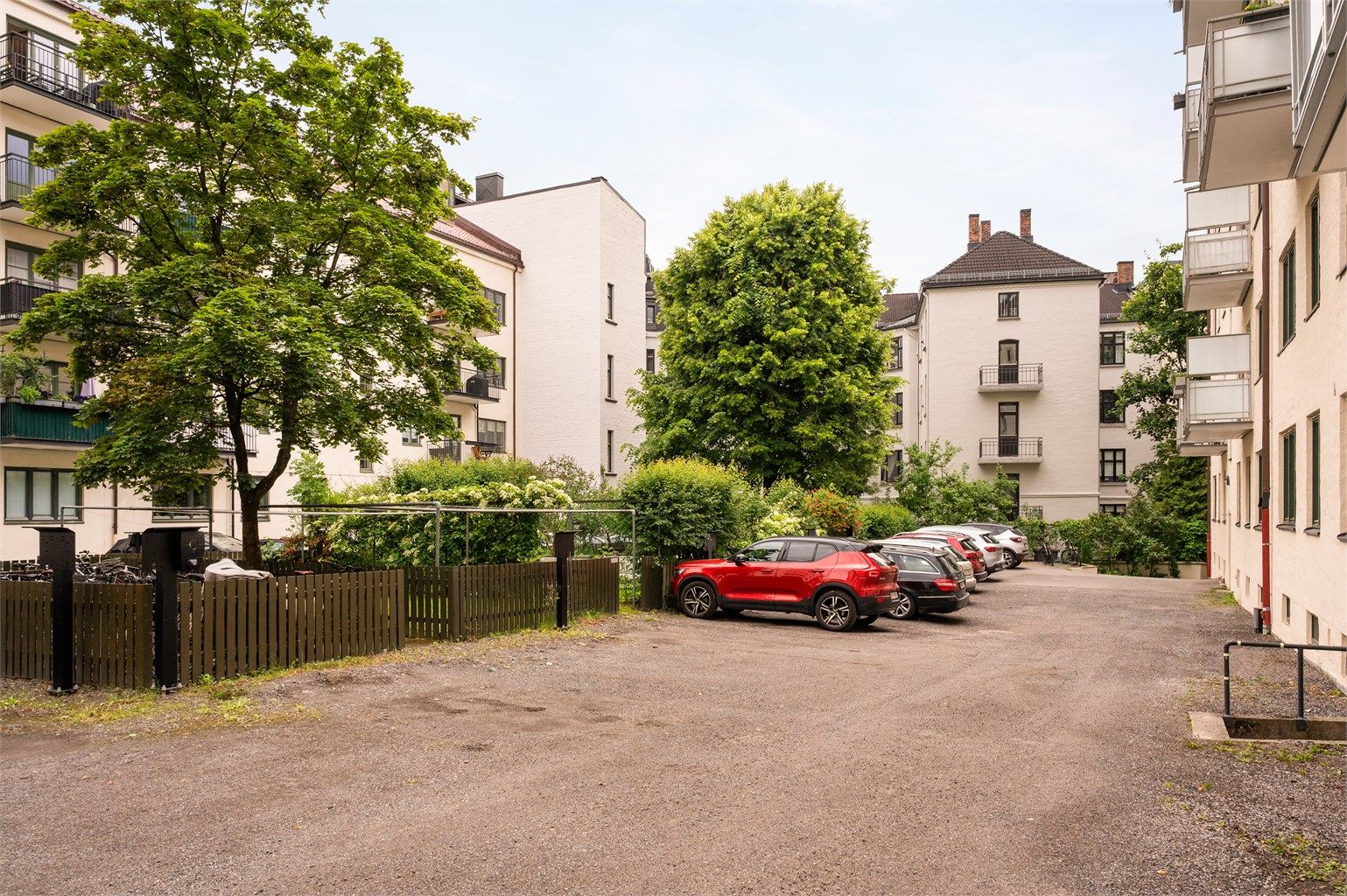 Aksjelaget disponerer 5 parkeringsplasser som leies ut etter venteliste