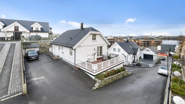 I tillegg til garasjen er det gode biloppstillingsplasser også på baksiden av huset