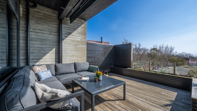 En lun og usjenert krok på terrassen, delvis under tak.