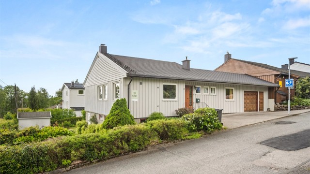 Caroline Berg-Thomassen v/Krogsveen ønsker deg velkommen til Sølve Solfengs vei 20! Foto: Martine Eren Studio