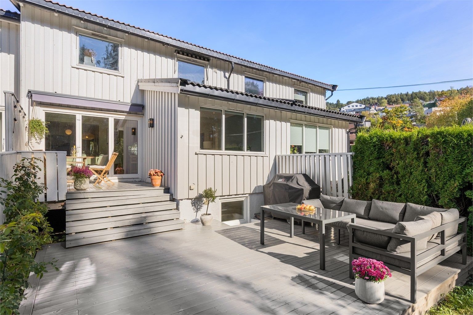 Stor terrasse med utgang fra stuen