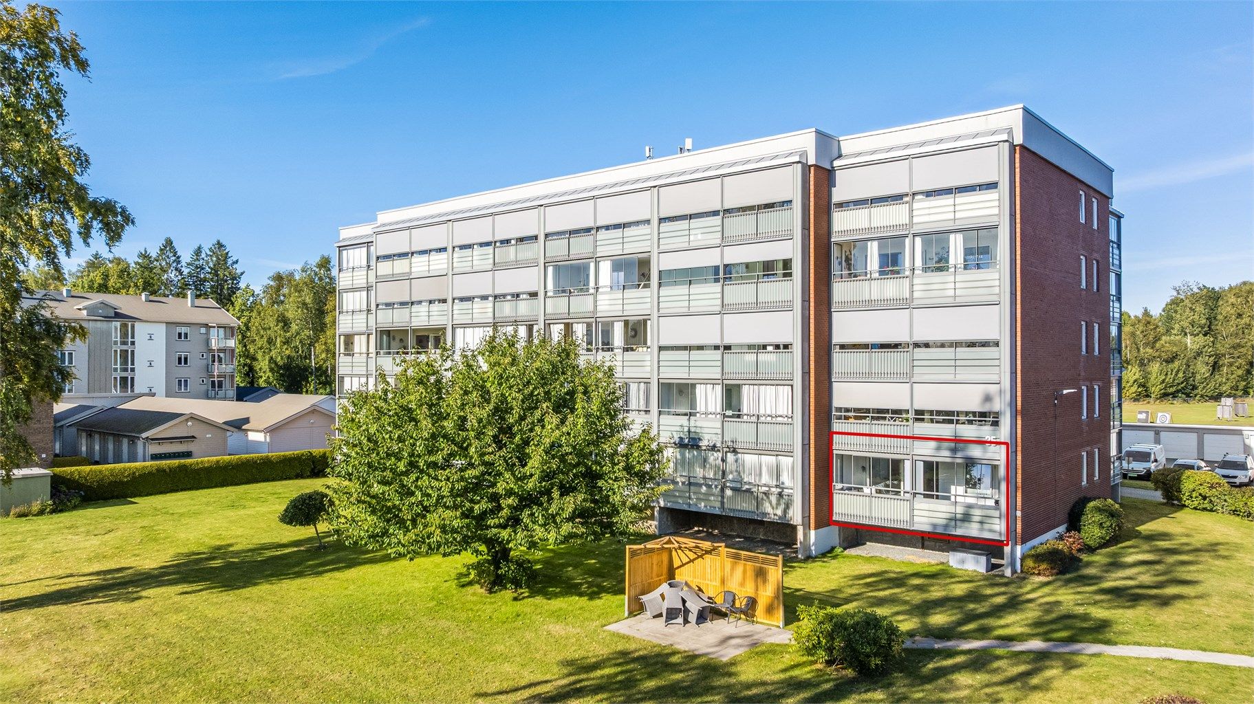 Leiligheten har en fin hjørnebeliggenhet i byggets første etasje.
