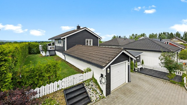 Eiendommen ligger fritt med gode utsiktsforhold.