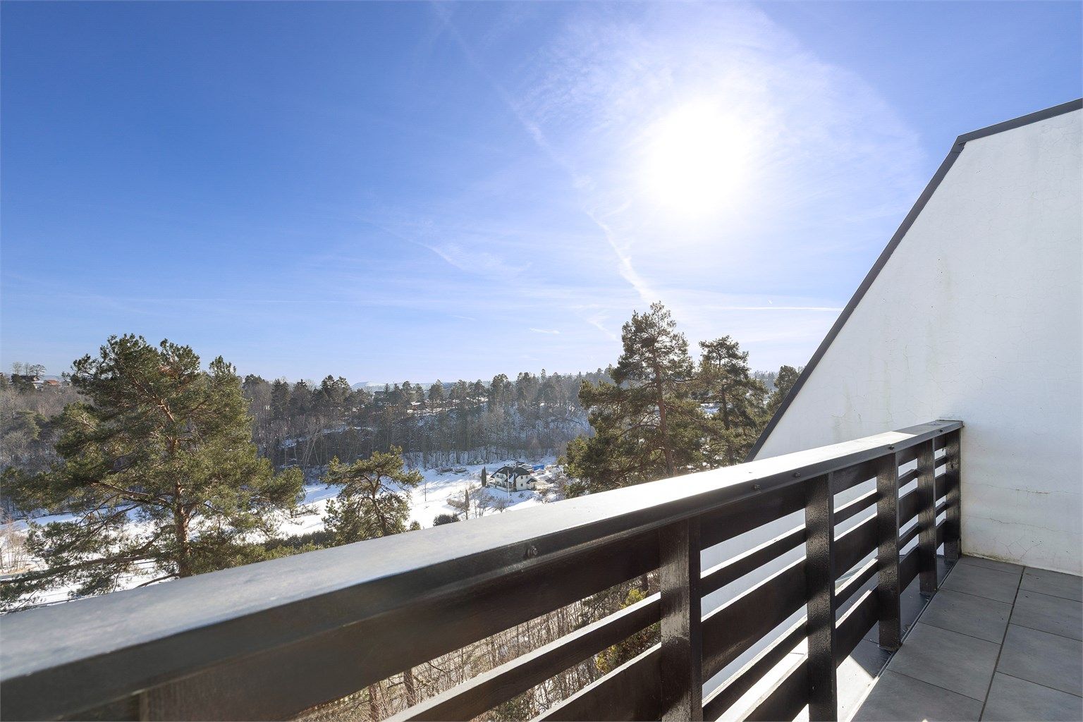 Fra hovedsoverommet er det utgang til balkong med flott utsikt mot fjorden.