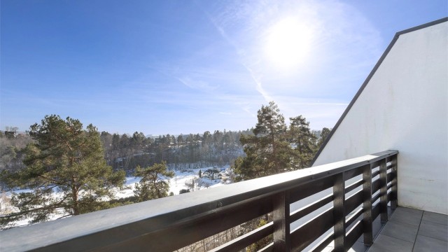 Fra hovedsoverommet er det utgang til balkong med flott utsikt mot fjorden.